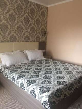 Отели типа «постель и завтрак» Мини Отель Улпан Нур-Султан Двухместный номер с двуспальной кроватью и дополнительной кроватью-1