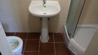 Отели типа «постель и завтрак» Мини Отель Улпан Нур-Султан Стандартный двухместный номер с 2 отдельными кроватями-3