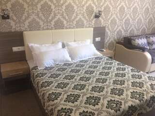 Отели типа «постель и завтрак» Мини Отель Улпан Нур-Султан Двухместный номер с двуспальной кроватью и дополнительной кроватью-2