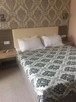 Отели типа «постель и завтрак» Мини Отель Улпан Нур-Султан Двухместный номер с двуспальной кроватью и дополнительной кроватью-5